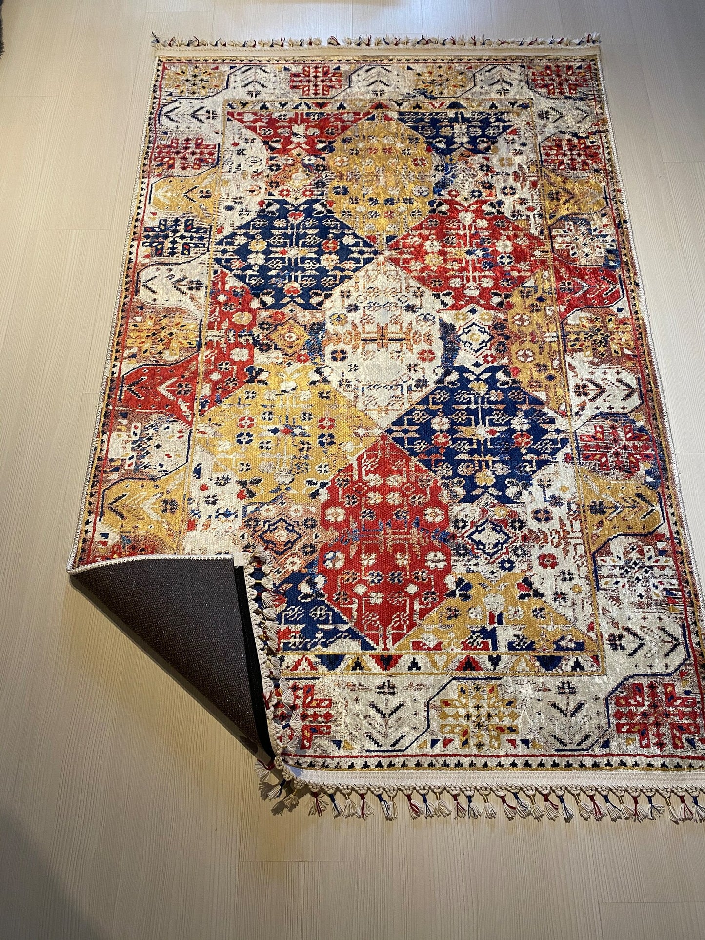 Conception de tapis oriental soigneusement tricoté