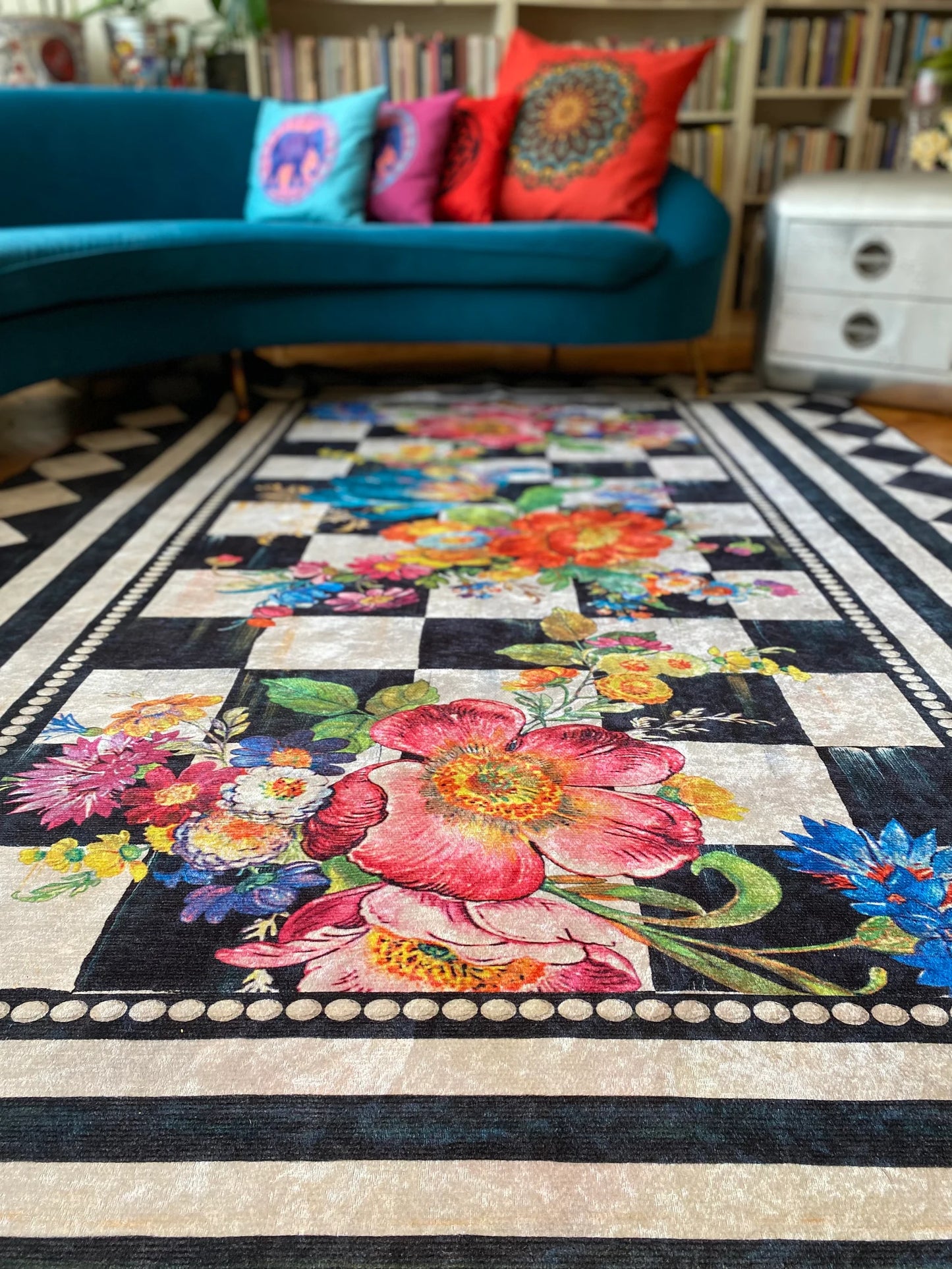 Design dei fiori del tappeto con cura a maglia