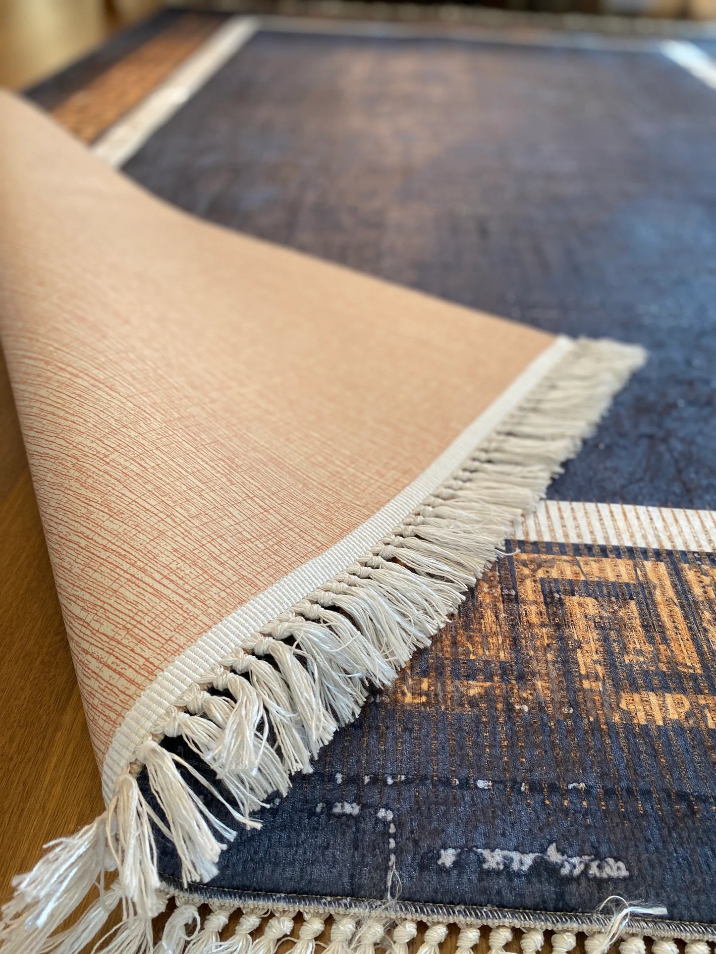Design oro e blu del tappeto con cura a maglia