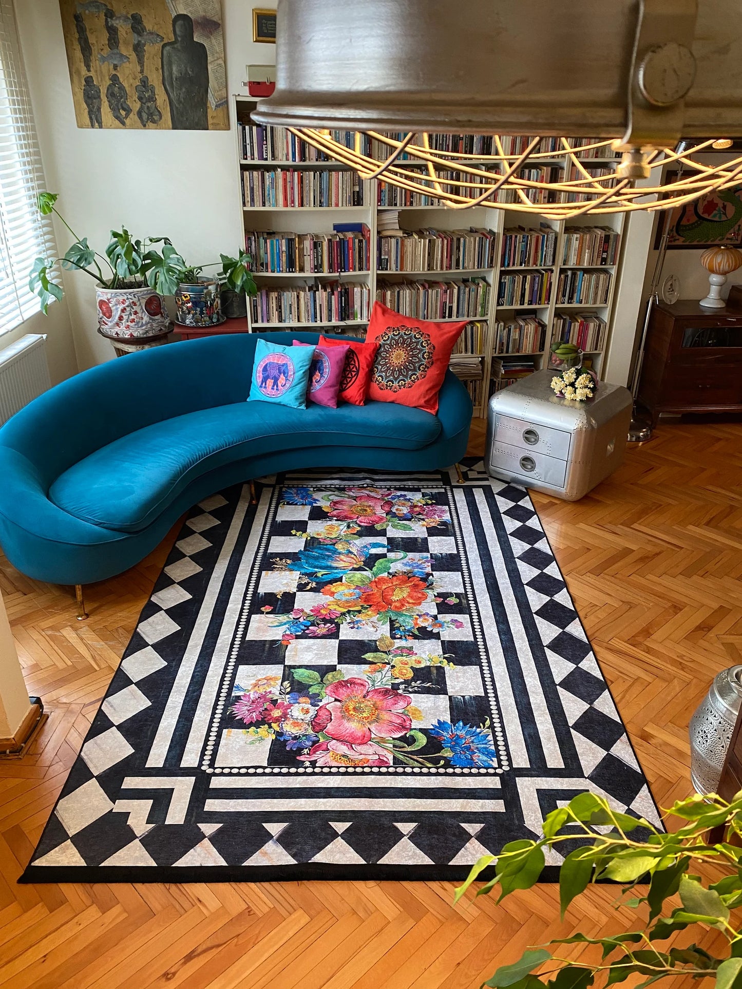 Design dei fiori del tappeto con cura a maglia
