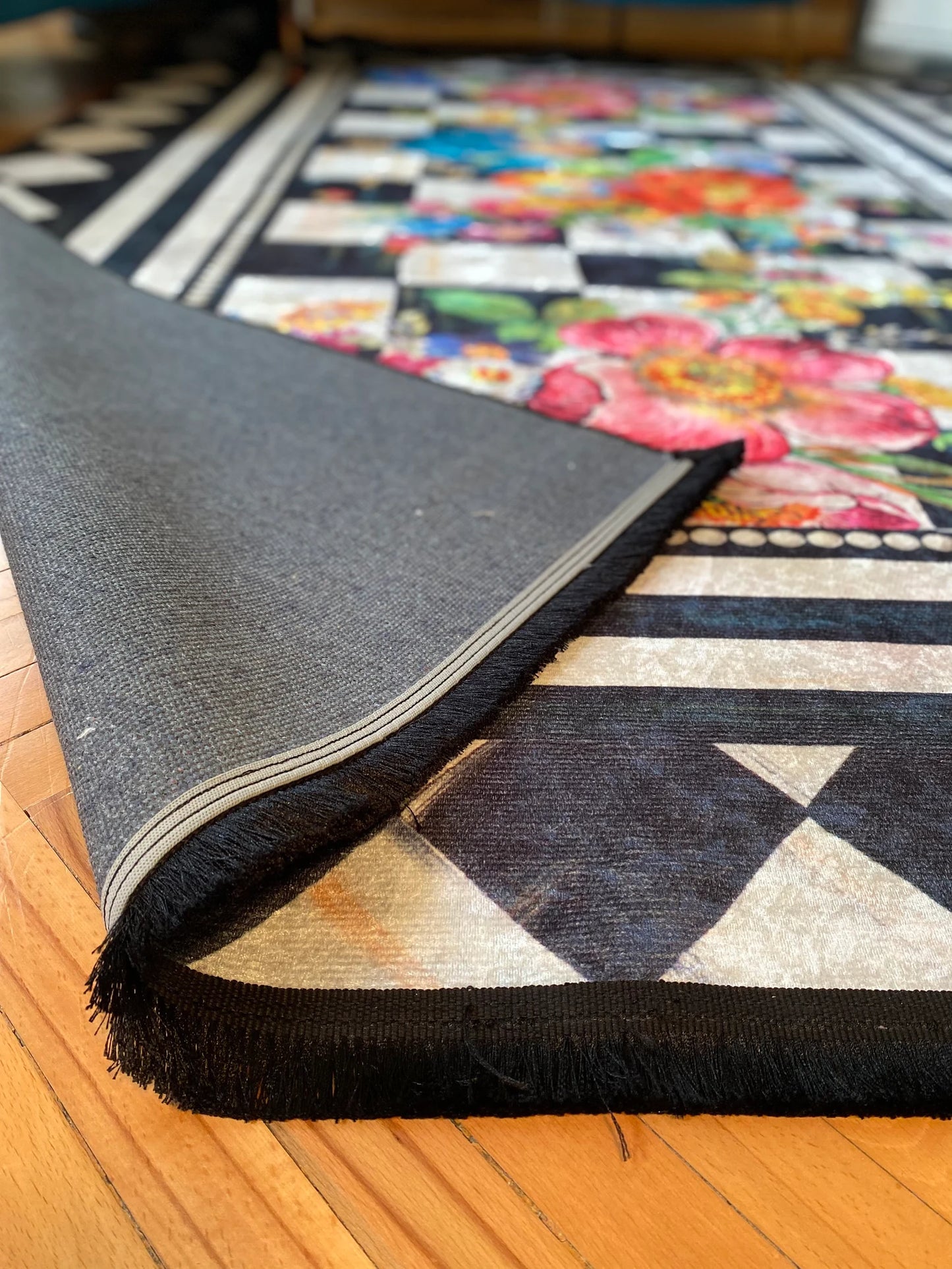 Design dei fiori del tappeto con cura a maglia